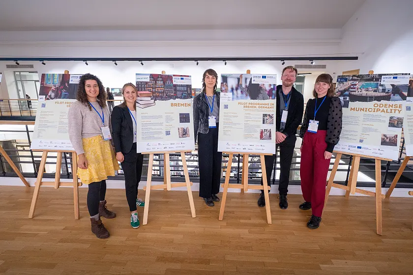 Stellten das Bremer Projekt Kunst auf Rezept in Vilnius vor (v.l.n.r.):  Sinah Evers und Imke Seifert (Gesundheitsressort Bremen), Hannah Goebel (vhs Bremen), Projektteilnehmer Sven Grewe, Leonie Koch (vhs Bremen).