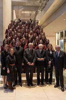 Der Chor mit (von vorne links) Elke Büdenbender, Nancy Böhning, Markus Kaiser, Frank-Walter Steinmeier, Sergio Mattarella, Laura Mattarella, Wolfgang Schneiderhan. 