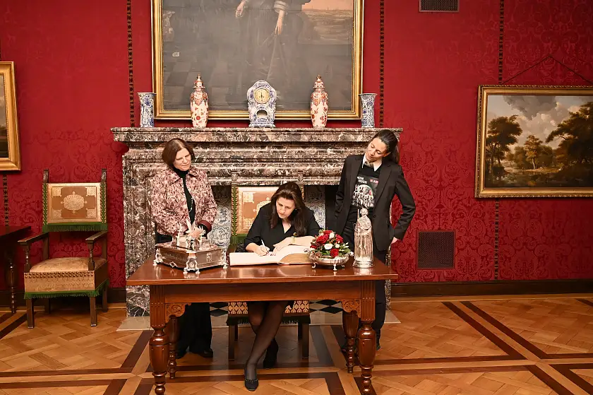 Luxemburg Botschafterin Sylvie Lucas trägt sich in das Goldene Buch ein. Dabei Wirtschaftssenatorin Kristina Vogt (links) und die luxemburgische Honorarkonsulin Sabine von der Recke.