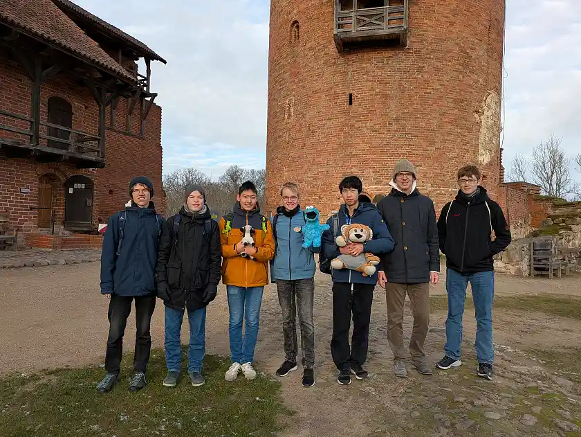 Das fünfköpfige deutsche Team hat in allen Kategorien den 1. Platz den ersten Platz des internationalen Mathematik-Wettbewerbs Baltic Way gewonnen (von links): Nico Badurczik, Ben Fischer (beide Niedersachsen), Jizhe Ma aus Bremerhaven, , Max Maluche (Niedersachsen) und Han Zhen Zhang (Hamburg). Begleitet wurden sie von Dr. Philipp Lampe (Flensburg, 2.v.r.) und Matti Schoss (Göttingen, r.). 