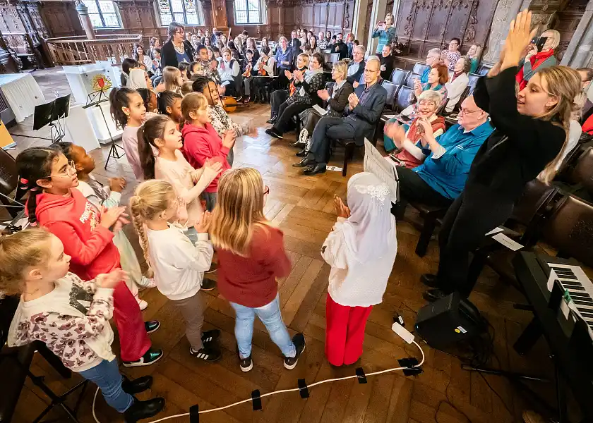 Frieden fängt klein an: Die Grundschulkinder der Walliser Straße und Schülerinnen und Schüler der Gesamtschule Ost haben am heutigen Mittwoch in der Oberen Rathaushalle mit Gesang, Musik, Theater und einem Gedicht Frieden und Freude verbreitet. Der Kinder- und Bildungssenator Mark Rackles lobte das vielfältige Engagement der Friedensbotschafterinnen und Friedensbotschafter. 