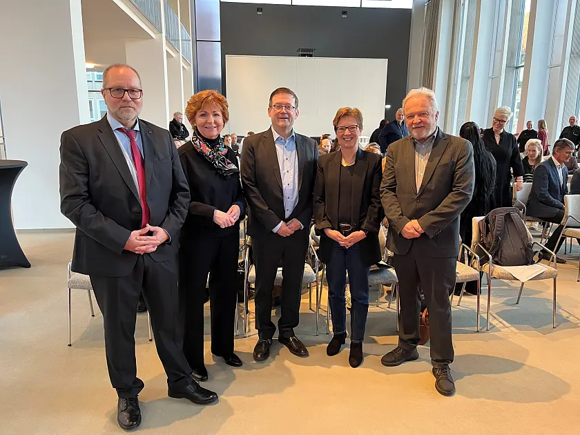 Justizsenatorin Claudia Schilling (zweite von rechts) mit dem Bundesopferbeauftragten Roland Weber (Mitte) und den Landesopferbeauftragten aus Bremen, Nordrhein-Westfalen und Baden-Württemberg (v.l.n.r.): Uwe Hellpap, Barbara Havliza und Alexander Schwarz.