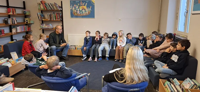 Mark Rackles, Kinder- und Bildungssenator, lud die Kinder der Grundschule Horner Heerstraße zum Ohrenschmaus ein und las am Vorlesetag aus Martin Auers Lieschen Radieschen. 