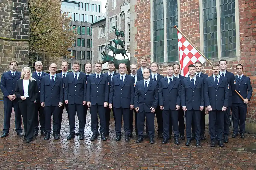 17 Bremer Feuerwehrleute wurden heute feierlich im historischen Rathaus vereidigt. 