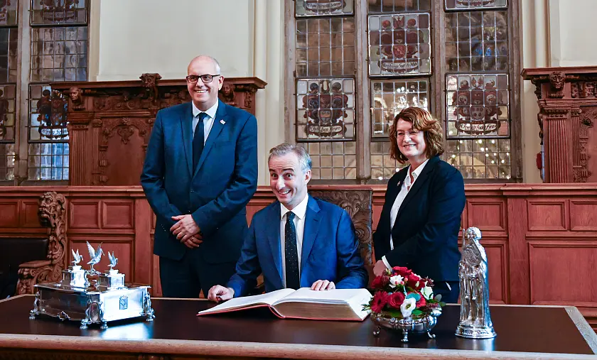 Der Ehrengast des 23. Wilhelm Kaisen Bürgermahls, Jan Böhmermann, hat sich in das Goldene Buch eingetragen. Bürgerschaftspräsidentin Antje Grotheer und Bürgermeister Andreas Bovenschulte freuten sich über den Eintrag: Einander ist alles, was wir haben. Danke für alles. 