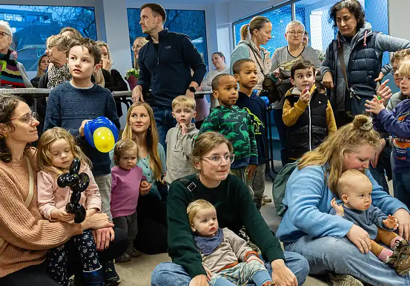 20 neue Krippenplätze hat der katholische Gemeindeverband Bremen mitten in der Innenstadt eröffnet. Das Besondere: Die Kinder können auf Spielflächen auf dem  Dach spielen. 