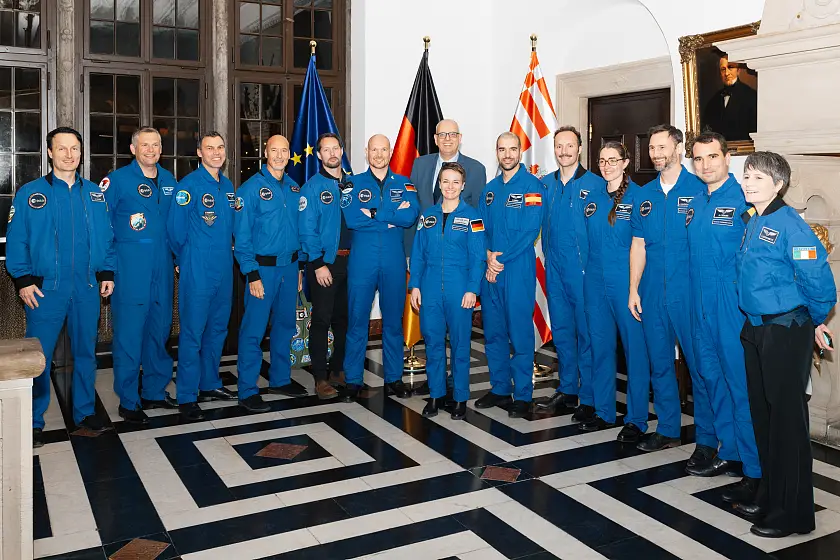 Raumfahrt-Hotspot Bremen: Am Dienstagabend konnte Bürgermeister Andreas Bovenschulte auch 13 Astronautinnen und Astronauten aus Europa im Rathaus empfangen.