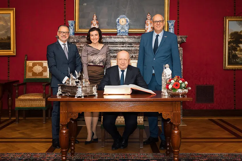 Trugen sich anlässlich der ESA-Ministerratskonferenz in das Goldene Buch ein (von rechts): Josef Aschbacher (ESA-Generaldirektor), die Bundesministerin für Forschung, Technologie und Raumfahrt, Dorothee Bär, und der italienische Wirtschaftsminister Adolfo Urso. Bürgermeister Andreas Bovenschulte begrüßte die Gäste. 
