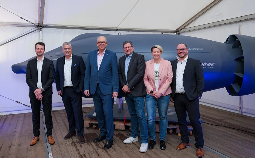 Oliver Saile (Head of Sales and Marketing Euroatlas GmbH), Andreas Heuer (WFB Wirtschaftsförderung Bremen), Bürgermeister Andreas Bovenschulte, Eugen Ciemnyjewski (Geschäftsführer Euroatlas GmbH), Sabrina Einert (Prokuristin Euroatlas GmbH) und Niko Schmidt (Deputy Head Autonomous Systems).