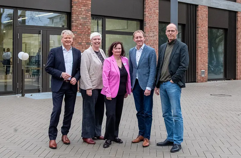 Trafen sich bei der Eröffnungsfeier der Neuen Oberschule Lehe (NOL): Stäwog-Chef Sieghard Lückehe (von links), Schulamtsleiterin Swantje Hüsken, Schulleiterin Christine Fiebig, Schuldezernent Hauke Hilz und der Senator für Kinder und Bildung, Mark Rackles. 