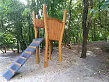 Nach einer intensiven Planungs- und Bauphase können sich die Kinder nun über viele neue Bewegungs- und Spielmöglichkeiten freuen, die sich harmonisch in das bestehende Außengelände der Kita einfügen und zum Entdecken, Klettern und Toben einladen.