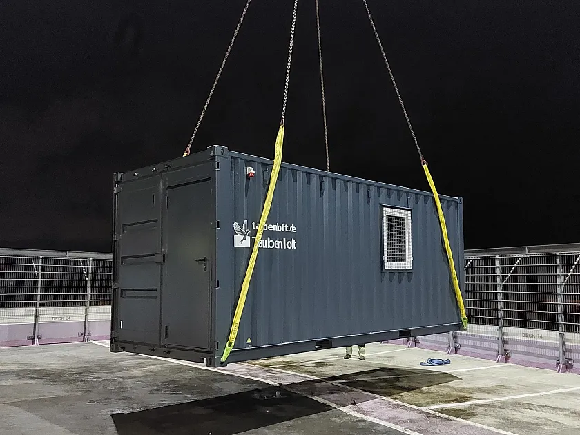 Die Taubenhäuser wurden in den frühen Morgenstunden per Kran angeliefert.