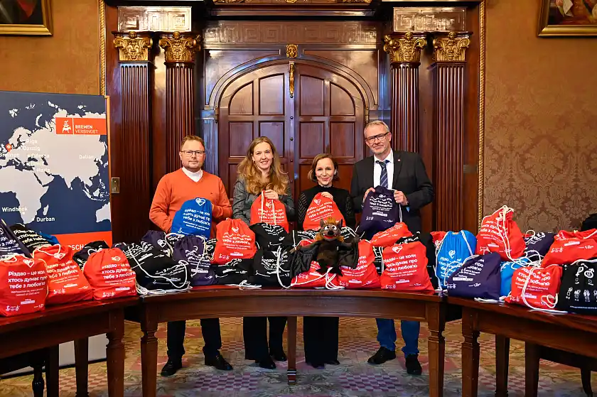 Freuen sich über tausende Weihnachtsbeutel, die in Bremen befüllt wurden (von links): Pastor Andreas Hamburg, Alina Armerding, Staatsrätin Nancy Böhning, Ronald Speidel. 
