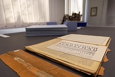 Sammelmappe von Dr. Julius Moses zum Paragraphen 218 nach der Restaurierung: Das Papier ist stabilisiert und kann wieder benutzt werden. 