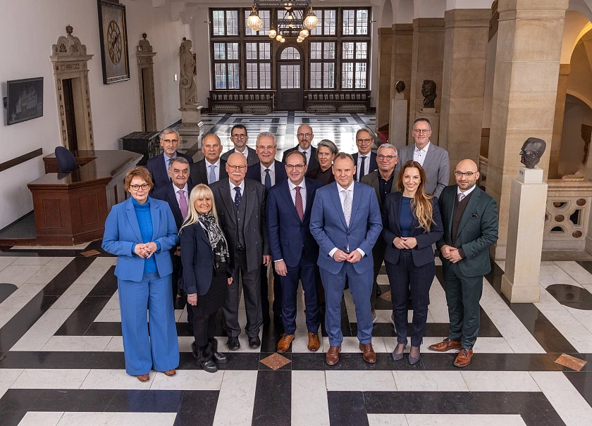 Die Innenministerinnen und -minister sowie Innensenatoren und Innensenatorin der Länder im Bremer Rathaus. 