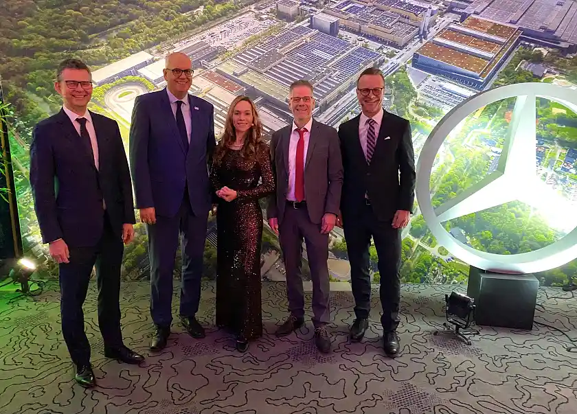 Michael Frieß, Leiter Produktion und Standort, Bürgermeister Andreas Bovenschulte, Moderatorin Ilka Groenewold, Michael Peters, Betriebsratsvorsitzender, und Peter Gagelmann, Mitarbeiter aus dem Bremer Kundencenter und Jubilarredner (40-jähriges Jubiläum). 