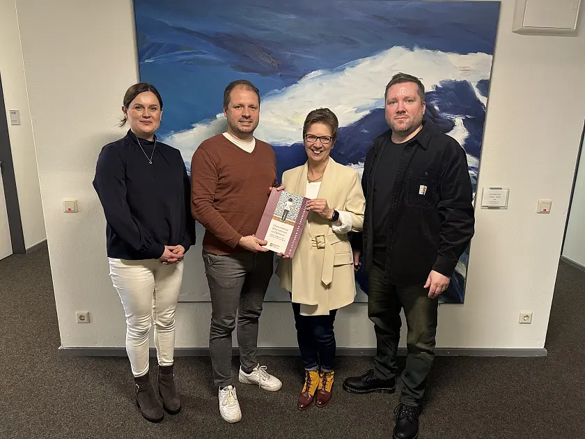 Sozialsenatorin Dr. Claudia Schilling (2. v. r.) bekam den neuen Leitfaden für Betreuende von Patrick Klöppel (2.v.l./Betreuungsverein Bremerhaven) sowie Anke Böttcher (Betreuungsverein des Deutschen Roten Kreuzes) und Christopher Schirle (Betreuungsverein Hilfswerk Bremen) vorgestellt. 