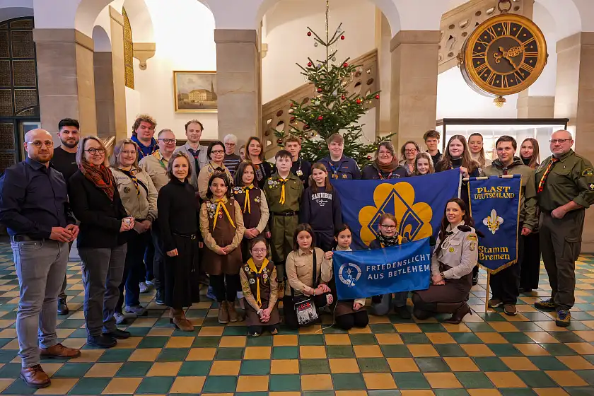 Pfadfinderinnen und Pfadfinder aus Deutschland und der Ukraine im Bremer Rathaus.  