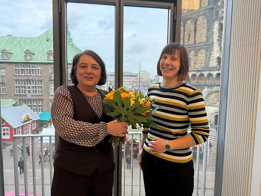 Die Senatorin für Umwelt, Klima und Wissenschaft, Henrike Müller, (links) mit ihrer neuen Staatsrätin für Wissenschaft, Karolina Kumar. 