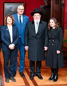 Die Präsidentin der Bremischen Bürgerschaft Antje Grotheer, Bürgermeister Andreas Bovenschulte, der Oberrabbiner des Staates Israel Kalman Meir Ber und Daphna Ber.
