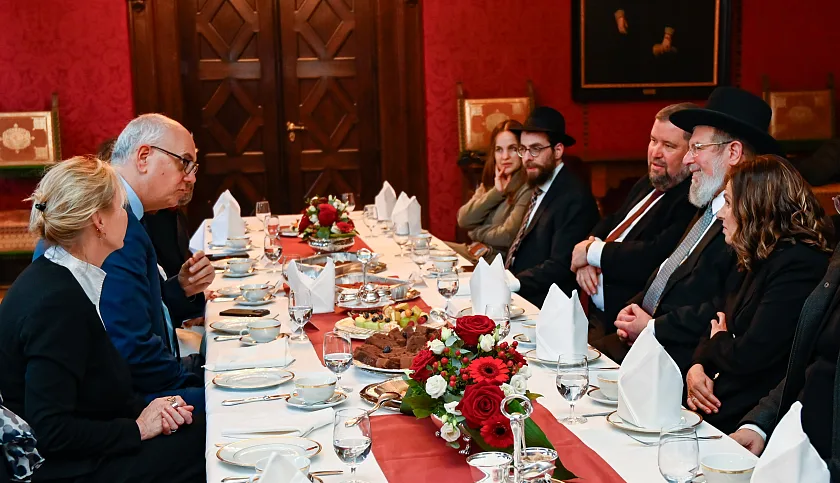 Bürgermeister Andreas Bovenschulte (2. von li.)  im Gespräch mit dem Oberrabbiner des Staates Israel Kalman Meir Ber (2. von re.) und Landesrabbiner Netanel Teitelbaum (2. von re.). Mit im Bild Daphna Ber (re.) sowie Rabbiner Shmuel Havlin, Chabad Bremen (4. von re.), Yehudit Havlin (5. von re.) sowie Protokollchefin Kerstin Lührßen (li.).