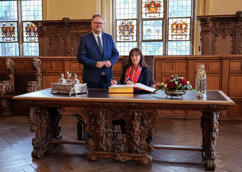 Maltas Botschafterin Marlene Bonnici udn Bürgermeister Björn Fecker. 