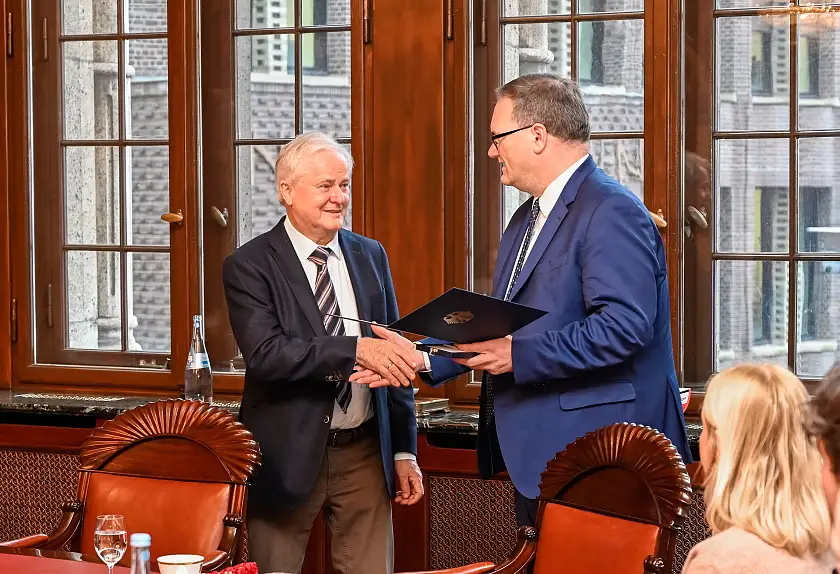 Gerolf Wolpmann (links) erhält die Urkunde von Bürgermeister Björn Fecker überreicht. 