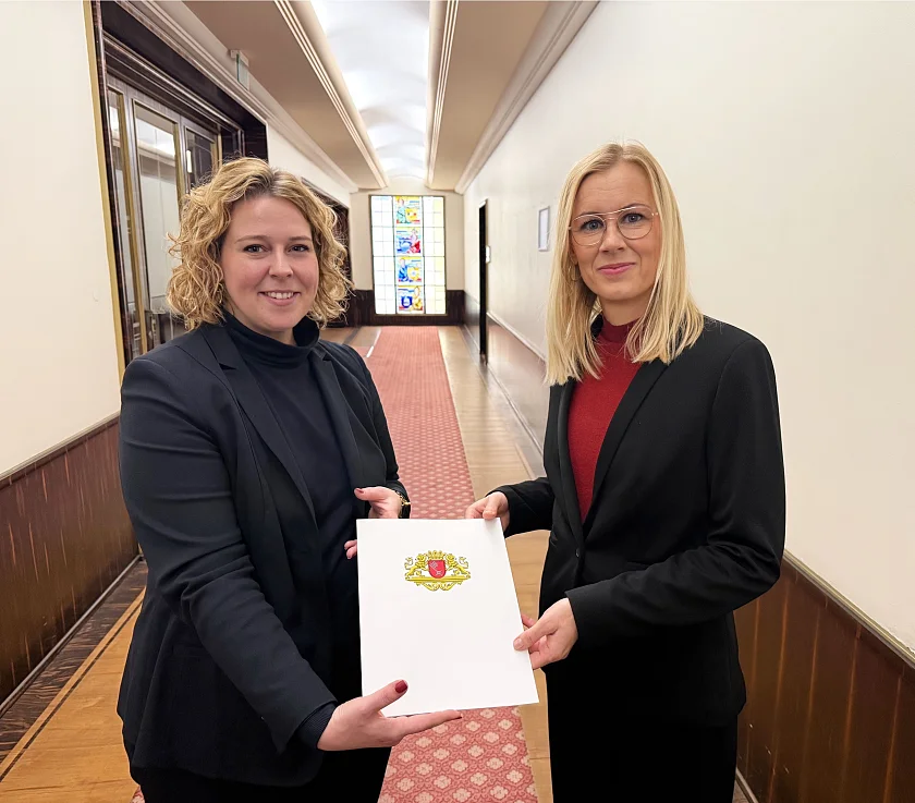 Staatsrätin Wiebke Stuhrberg (links) überreicht Dr. Susann Cordes, neue Geschäftsführerin von Immobilien Bremen, die Ernennungsurkunde zum 1. Januar 2026. 