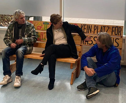 Senatorin Dr. Claudia Schilling testet die erste von insgesamt drei Antirassismus-Bänken mit Günter Marx (l.) und Claudius Joecke vom Kulturladen Huchting. 