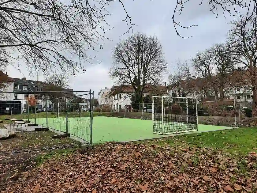 Die Ballspielfläche des Platzes ist wieder eröffnet: Die Spielfläche ist erneuert und die vorhandenen Flüstertore (=Fußballtore) sind wieder aufgebaut.