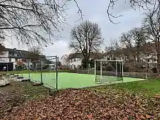 Die Ballspielfläche des Platzes ist wieder eröffnet: Die Spielfläche ist erneuert und die vorhandenen Flüstertore (=Fußballtore) sind wieder aufgebaut.