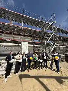 Finanzsenator Björn Fecker zusammen mit dem Team des Schlachthofes, den ArchitektInnen von LPR Archit. und den ProjektkoordinatorInnen von Immobilien Bremen bei der Baustellenbegehung. 