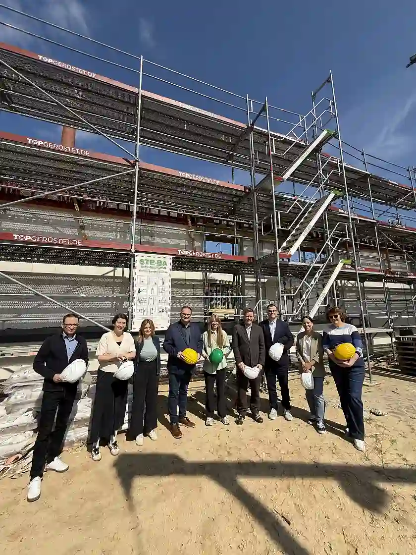 Finanzsenator Björn Fecker zusammen mit dem Team des Schlachthofes, den ArchitektInnen von LPR Archit. und den ProjektkoordinatorInnen von Immobilien Bremen bei der Baustellenbegehung. 