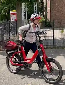 Radelnd durch die Quartiere: Bei einigen der Touren war Senatorin Claudia Schilling mit dem Fahrrad unterwegs. Foto: Die Senatorin für Arbeit, Soziales, Jugend und Integration