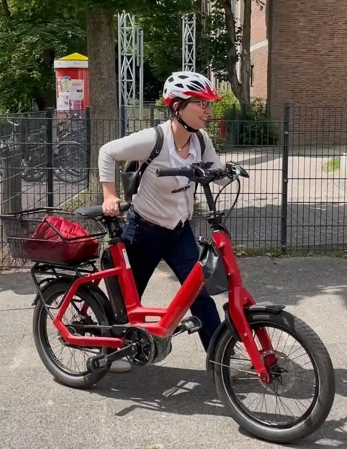 Radelnd durch die Quartiere: Bei einigen der Touren war Senatorin Claudia Schilling mit dem Fahrrad unterwegs. Foto: Die Senatorin für Arbeit, Soziales, Jugend und Integration
