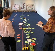 Leiterin Swantje Büssenschütt (r.) erklärt Senatorin Dr. Claudia Schilling das Konzept der präventiven Erziehungsberatung. 
