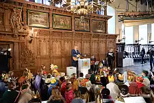 Zum gemeinsamen Singen packte Bürgermeister Andreas Bovenschulte die Gitarre aus. 