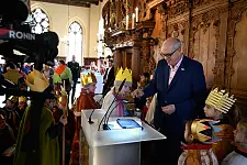 Am Ende des Besuchs wurden die Sammelbüchsen der Sternsinger gefüllt.