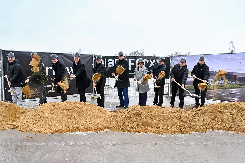 Der erste Spatenstich für das neue Firmengebäude der Black Forxx GmbH: Bürgermeister Andreas Bovenschulte (6. von links) und Wirtschaftssenatorin Kristina Vogt (7. von links) mit den weiteren Projektbeteiligten.