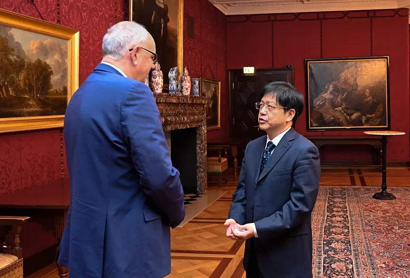 Der Generalkonsul Chinas, Lin Dong (rechts), im Gespräch mit Bürgermeister Andreas Bovenschulte. 