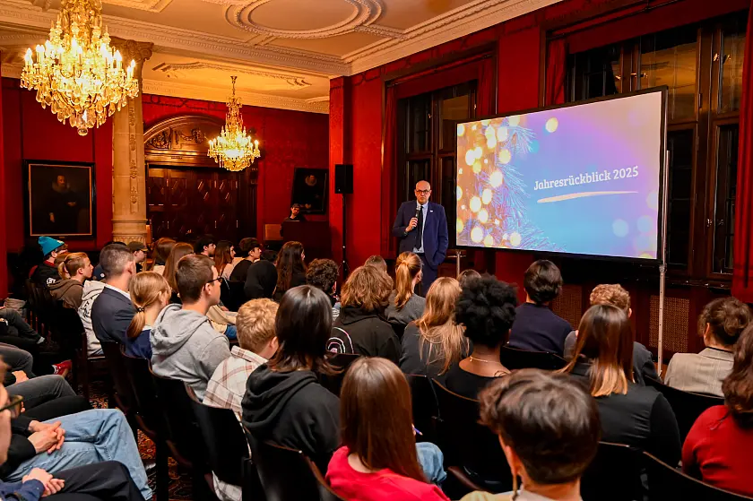 Bürgermeister Andras Bovenschulte begrüßt Mitglieder der Jugendbeiräte und -foren im Kaminsaal des Rathauses. 