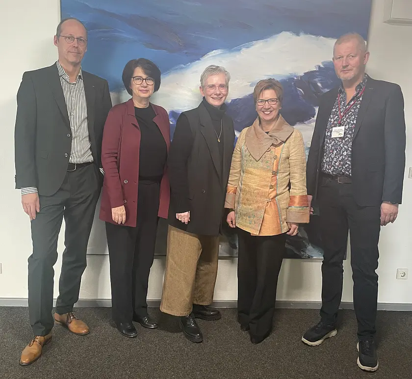  Staatssekretärin Dr. Petra Bahr (M.) mit den Senatorinnen Claudia Bernhard (2.v.l.), Dr. Claudia Schilling, Senator Mark Rackles (l.) und Prof. Dr. Olaf Köller. 