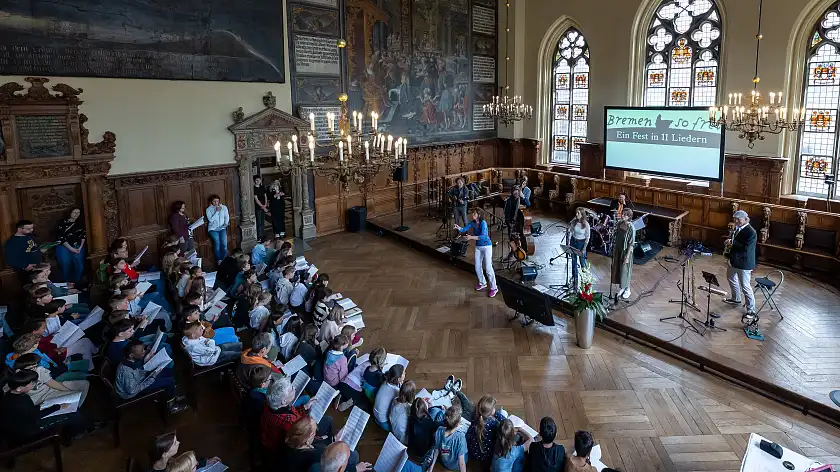 Singen im Rathaus: Das Mitsingfest Bremen so frei – ein Fest in 11 Liedern ist ein schönes Gemeinschaftserlebnis.
