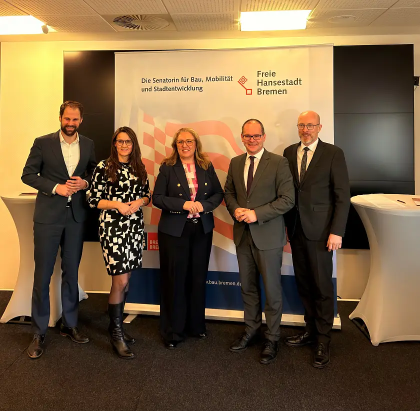 Beschlossen eine Erklärung zur Beschleunigung des Wohnungsbaus während des 3. Wohngipfels in Bremen (von links): Dr. Frederik Hogrefe (zuständiger Innenstaatssekretär Schleswig-Holsteins für das Bauen), Karen Pein (Senatorin für Stadtentwicklung und Wohnen der Freien und Hansestadt Hamburg), Bremens Bausenatorin Özlem Ünsal, Grant Hendrik Tonne (Niedersachsens Wirtschafts- und Bauminister), Christian Pegel (Minister für Inneres und Bau Mecklenburg-Vorpommern). 