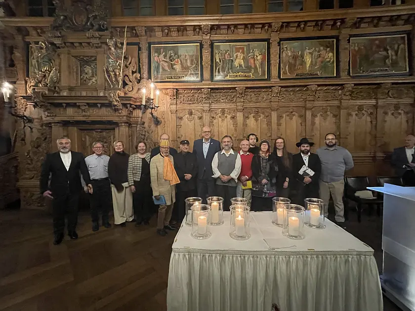 Vertreterinnen und Vertreter v on acht Religionen mit Bürgermeister Andreas Bovenschulte (Mitte) nach dem Friedensgebet.