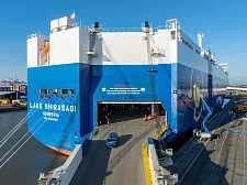 Bei strahlendem Wetter wurde in Bremerhaven erstmals in Europa ein Autocarrier mit Landstrom versorgt.