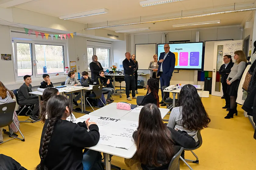 Bürgermeister Bovenschulte im Austausch mit den Schülerinnen und Schüler über das Thema Cybermobbing.