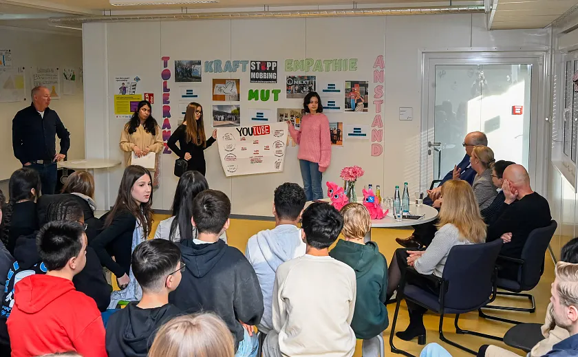 Schülerinnen der Oberschule Blumenthal präsentieren ihr Plakat zum Thema Stabil gegen Cybermobbing.