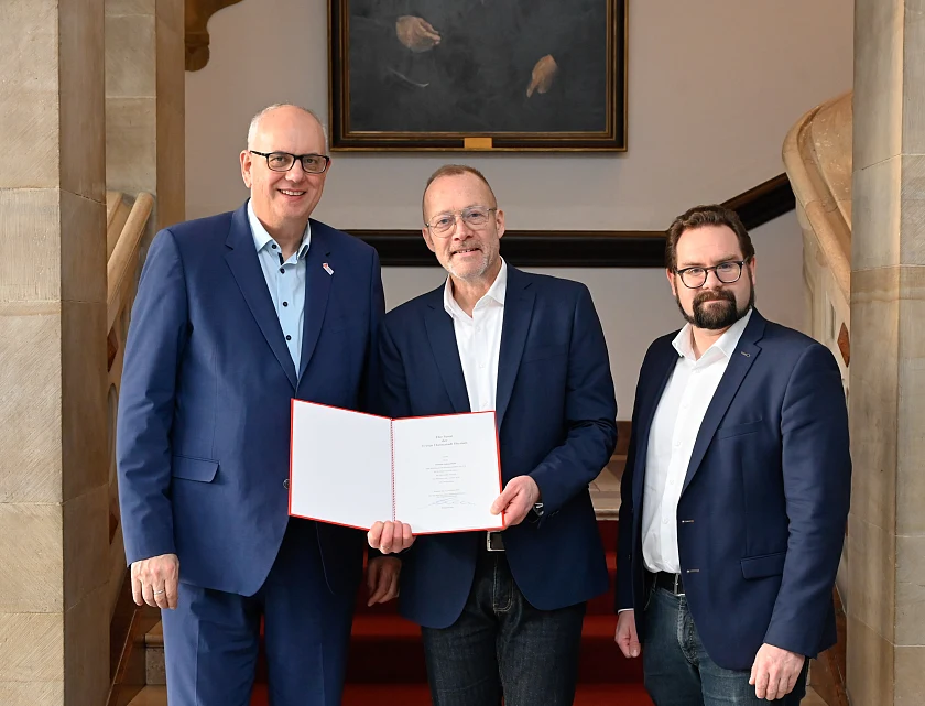 Der alte und neue Ortsamtsleiter Huchting, Christian Schlesselmann (Mitte), mit Bürgermeister Andreas Bovenschulte (links) und dem Sprecher des Beirats, Christian Knuschke.
