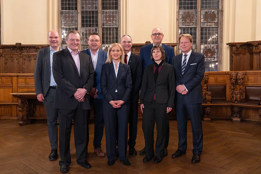 Jan-Martin Wiarda, Dr. Serguei Kouzmine, Professor Jouke de Vries, Professorin Jutta Günther, Professor Ralph Bruder, Karolina Kumar, Dr. Andreas Bovenschulte, Peter Hoedemaker, Vorstand der unifreunde (v.l.)